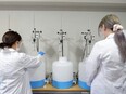 水質分析試薬の品質管理（未経験歓迎）◆年休120日／賞与昨年実績4.2ヶ月分／服装・髪色・ネイル自由2