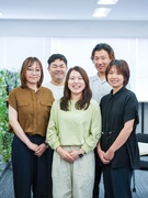 人事担当（未経験歓迎）◆採用戦略やSNS担当／土日休／残業月約6h／週2回在宅勤務／約800拠点展開1