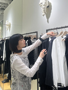 『agnes b.』の販売スタッフ◆インセンティブ・制服貸与などの制度が充実／残業月平均2時間以内1