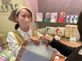 おかき店の販売スタッフ（未経験OK）◆住宅手当最大月8万円／残業月5h／創業103年の今も毎年成長中3