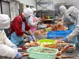 カニの生産管理（未経験歓迎）◆年間休日120日／毎年昇給／生産ラインの効率化を担う／食事補助あり2