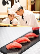 回転寿司店の店舗運営スタッフ（ホール店長）◆月給40万円以上／賞与年3回／新設ポジション／連休取得可1