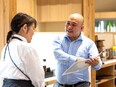 回転寿司店の店舗運営スタッフ（ホール店長）◆月給40万円以上／賞与年3回／新設ポジション／連休取得可3