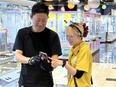 クレーンゲーム専門店の店舗運営スタッフ◆店長候補は月給28万円～／家賃半額補助の社宅あり／賞与年2回2
