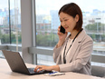社内ヘルプデスク◆大手証券会社勤務／月給30万円～／年休120日～／残業月10h以内／資格支援充実3