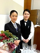 店舗運営スタッフ◆研修施設内レストラン／残業月20h以下／家族・住宅手当など充実／転勤なし／面接1回1