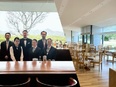店舗運営スタッフ◆研修施設内レストラン／残業月20h以下／家族・住宅手当など充実／転勤なし／面接1回2