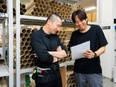 生産管理（街を彩る大型印刷物）◆成長を続ける老舗ベンチャー／大手と多数取引／年間休日125日2