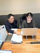 ルート営業（大型印刷物による店舗装飾プロデュースなど）◆成長を続ける老舗ベンチャー／大手と多数取引1