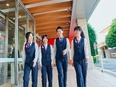 接客スタッフ（未経験歓迎）◆月給30万円以上／有休取得率ほぼ100％／月約2万円の寮／実働7.5時間2