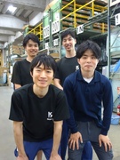 自動車ガラスの商品管理スタッフ（検品・梱包・出荷を担当）◆住宅・家族・食事手当などが豊富／賞与年3回1