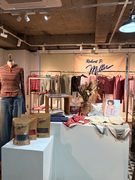 アパレル商品の企画営業◆大手セレクトショップと取引／服装・髪型自由／年休120日以上1