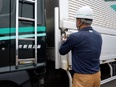 中型トラックのドライバー（未経験歓迎）◆荷積みなどの力仕事少なめ／賞与年3回／中型免許取得は全額支援2
