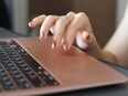 Webディレクター（未経験歓迎）◆年休121日／月給27万円～／昇給機会は毎月／一人暮らし応援制度有3